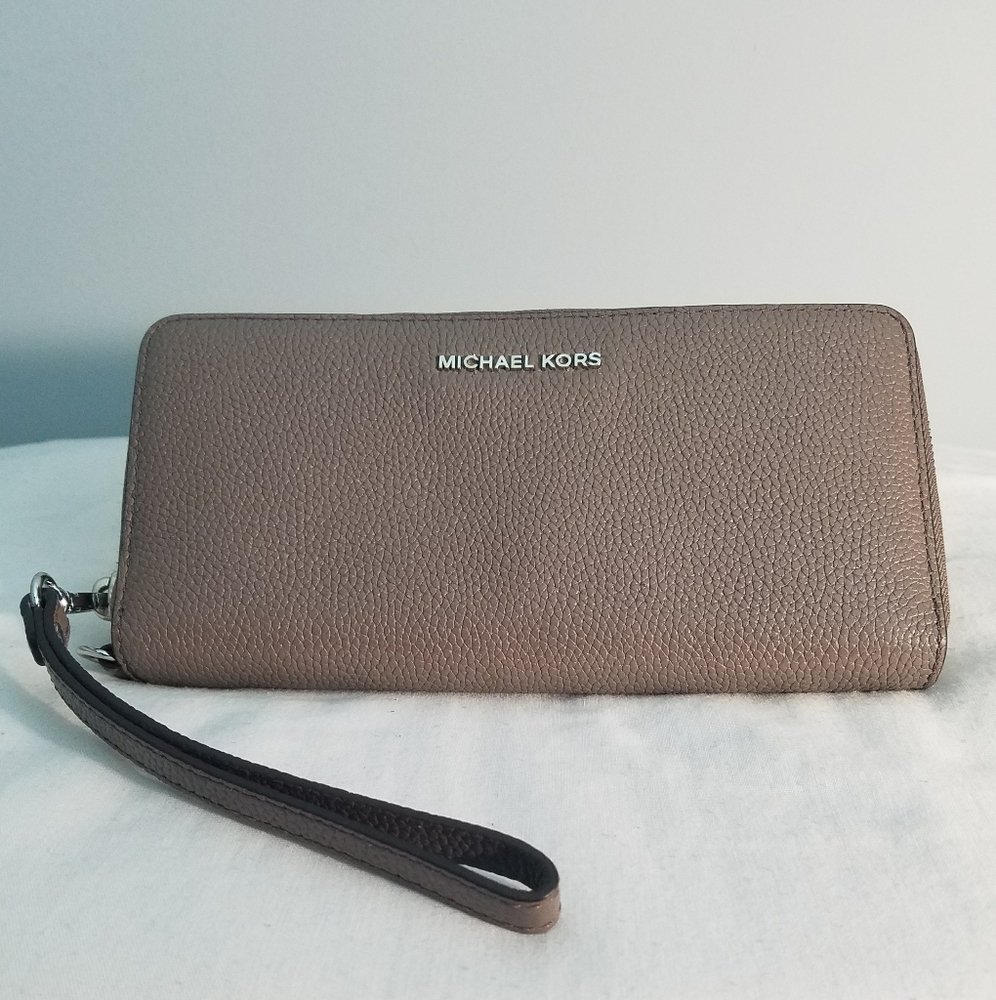 Pearl Grey Micheal Kors Jet Set Wristlet